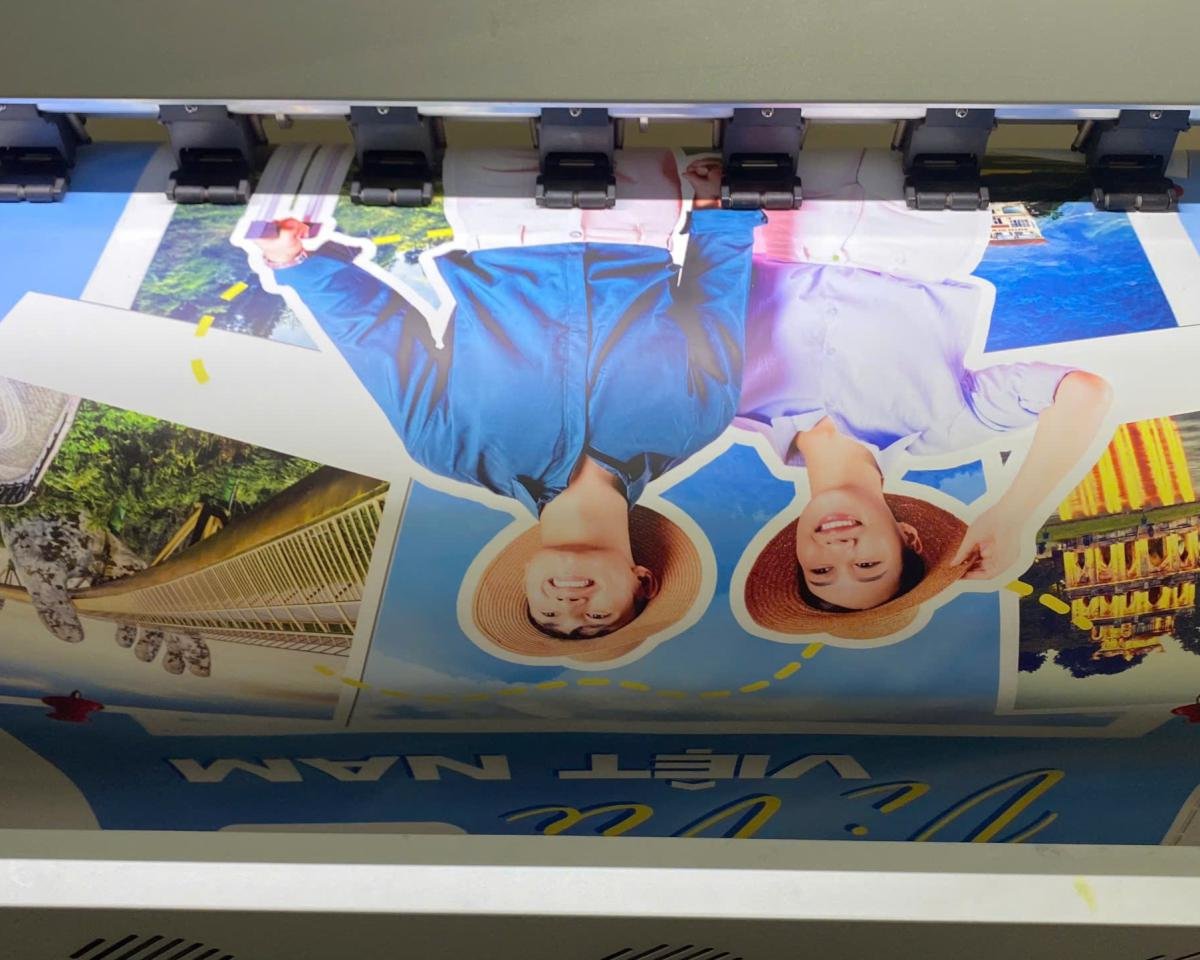 Mẫu in standee kỹ thuật số đẹp sắc nét