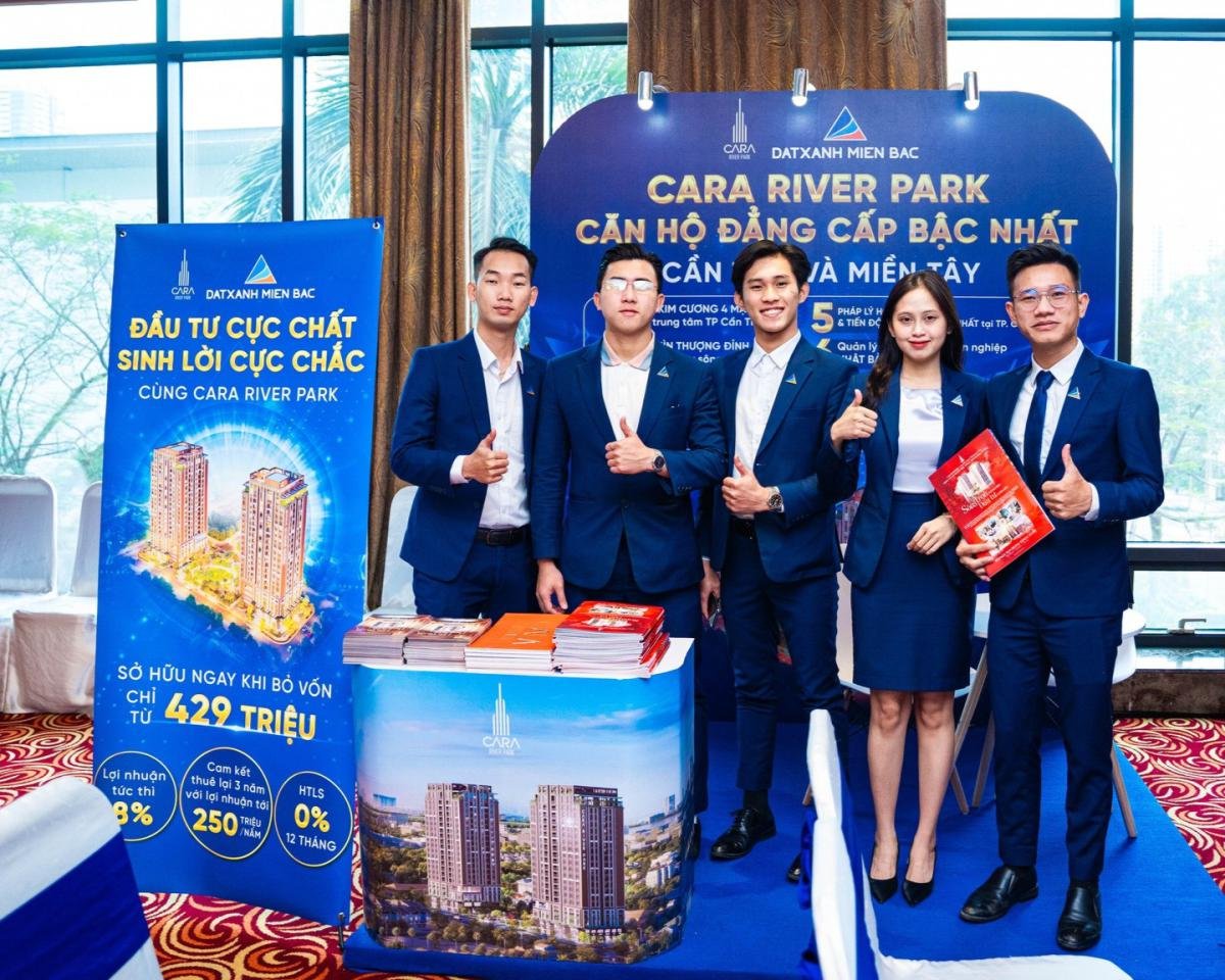 Standee bất động sản xuất hiện tại sự kiện