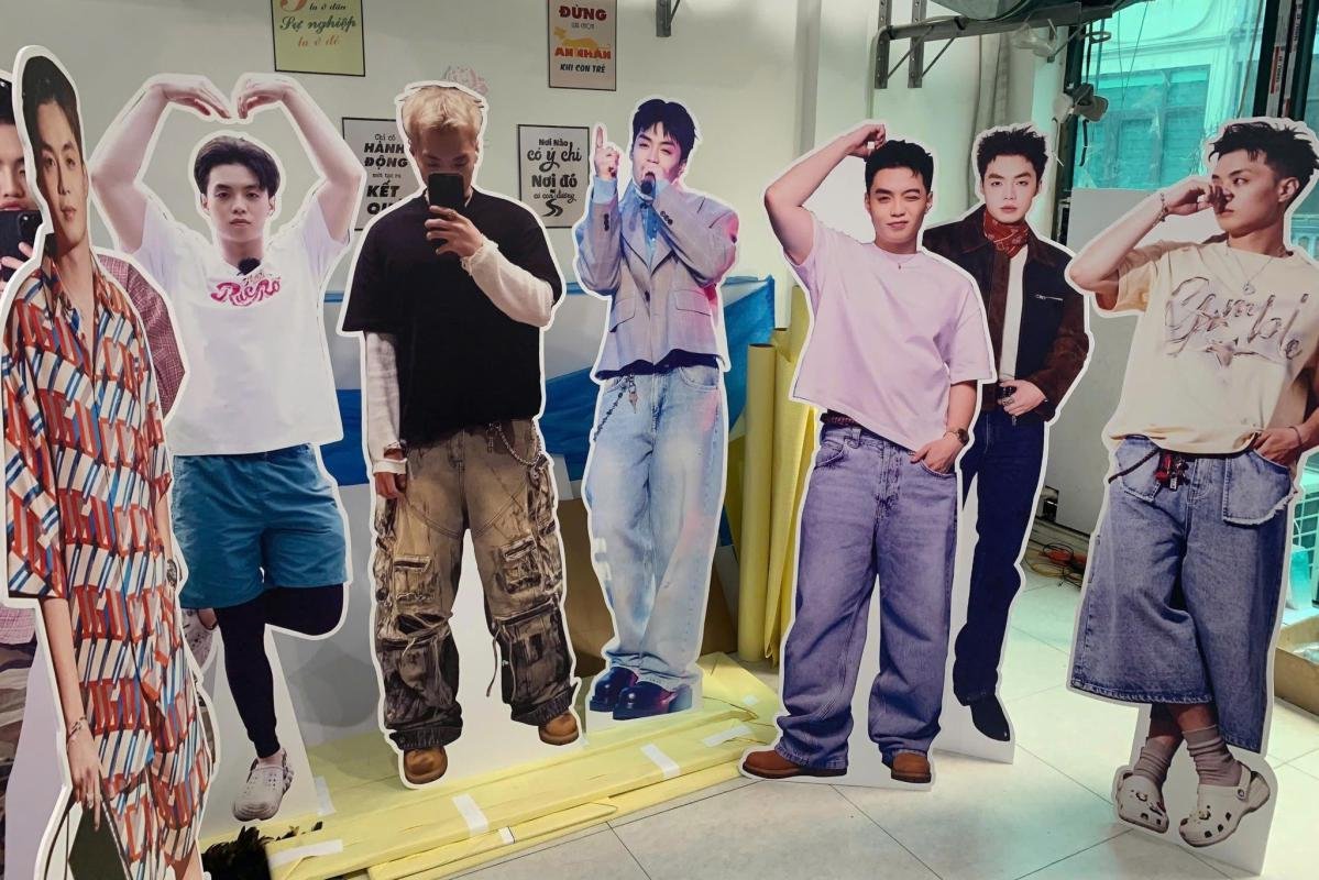 standee hình người ca sĩ negav