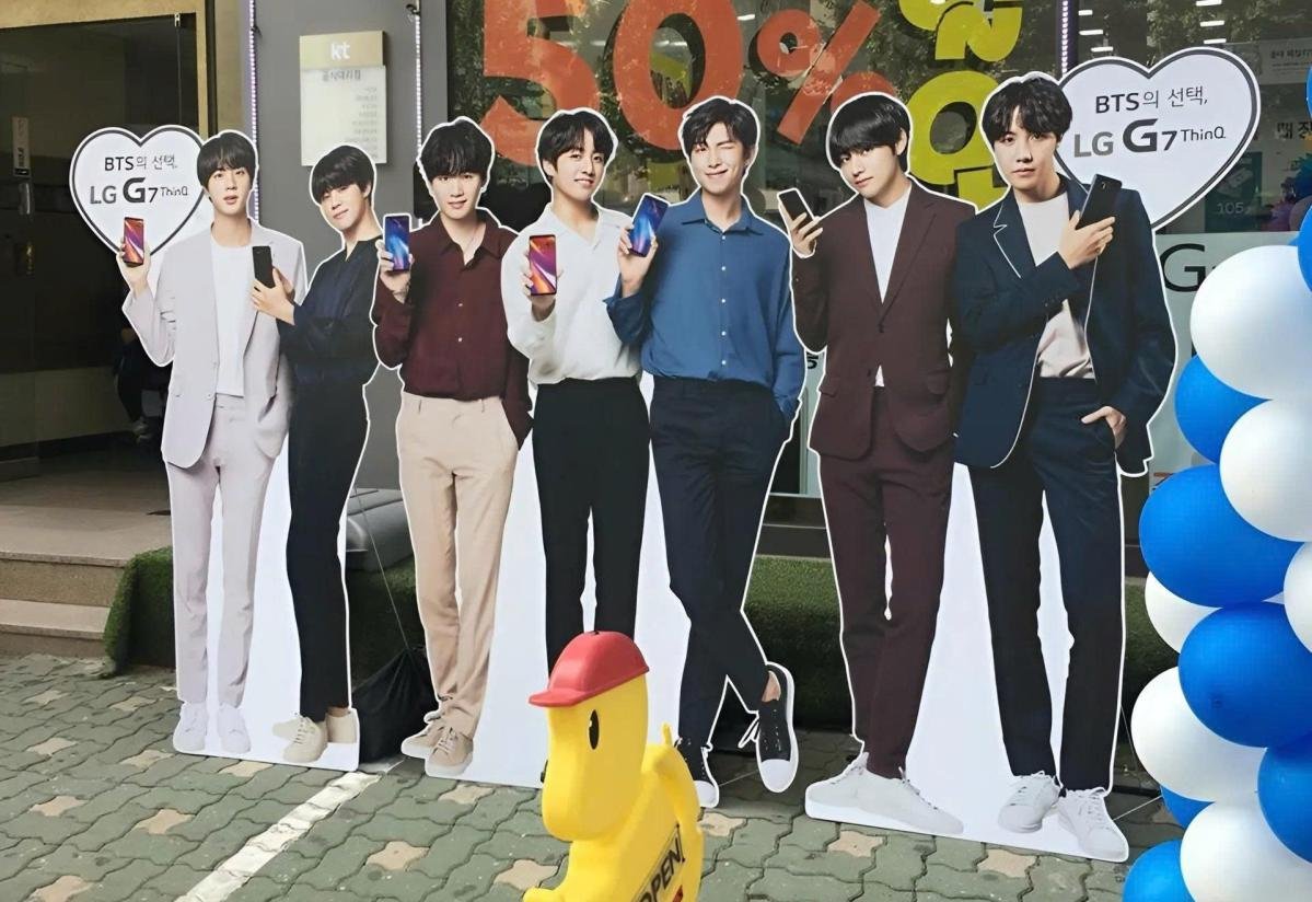 standee hình người ca sĩ nhóm nhạc bts