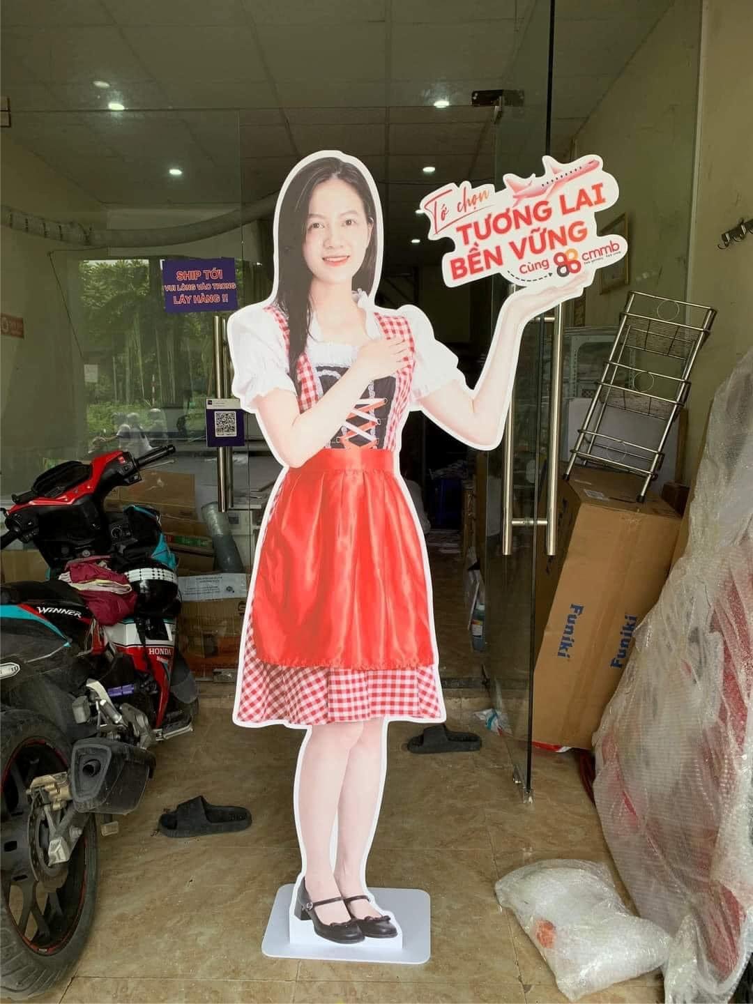 standee hình người mẫu quảng cáo