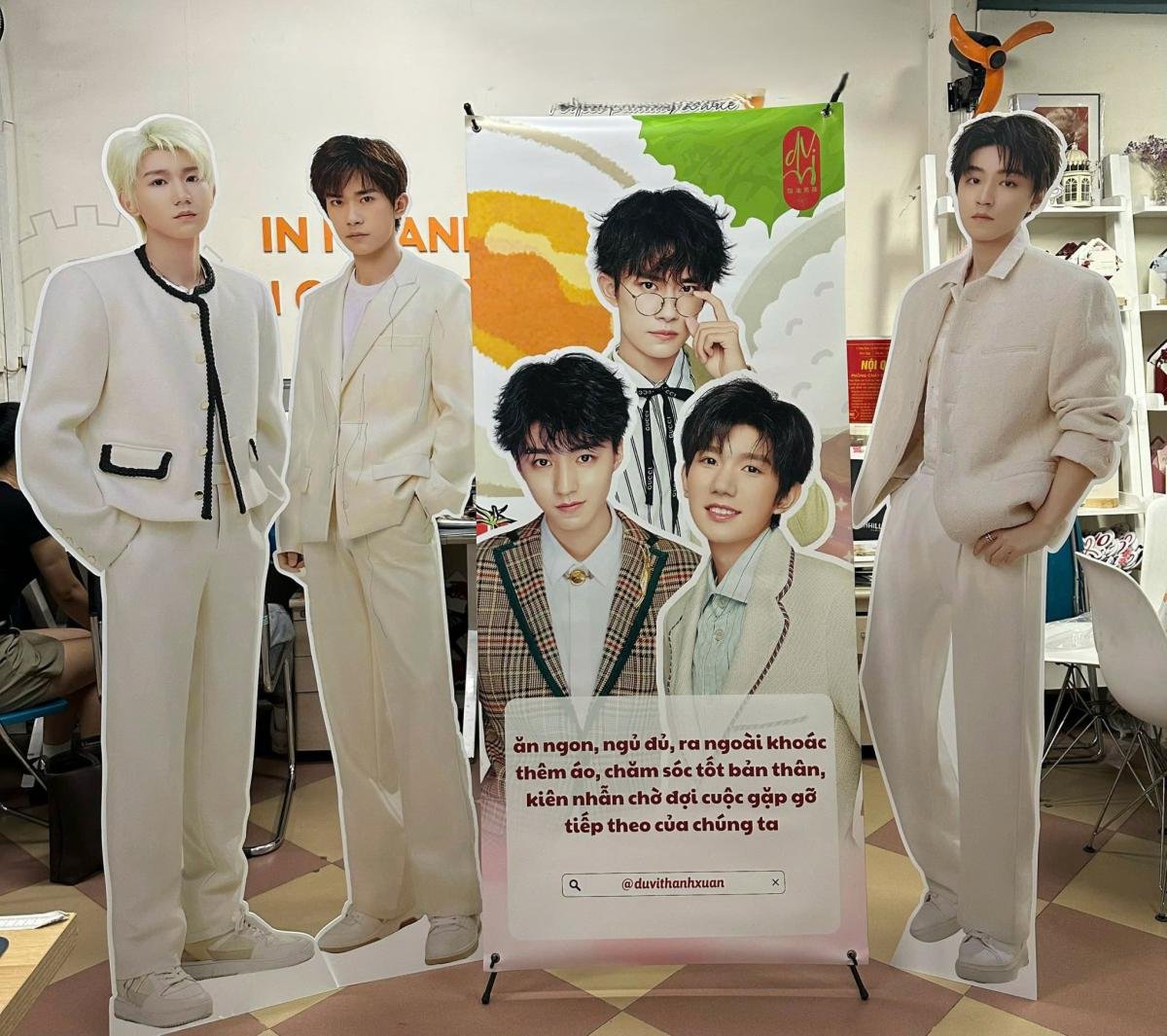 standee hình người nhóm nhạc