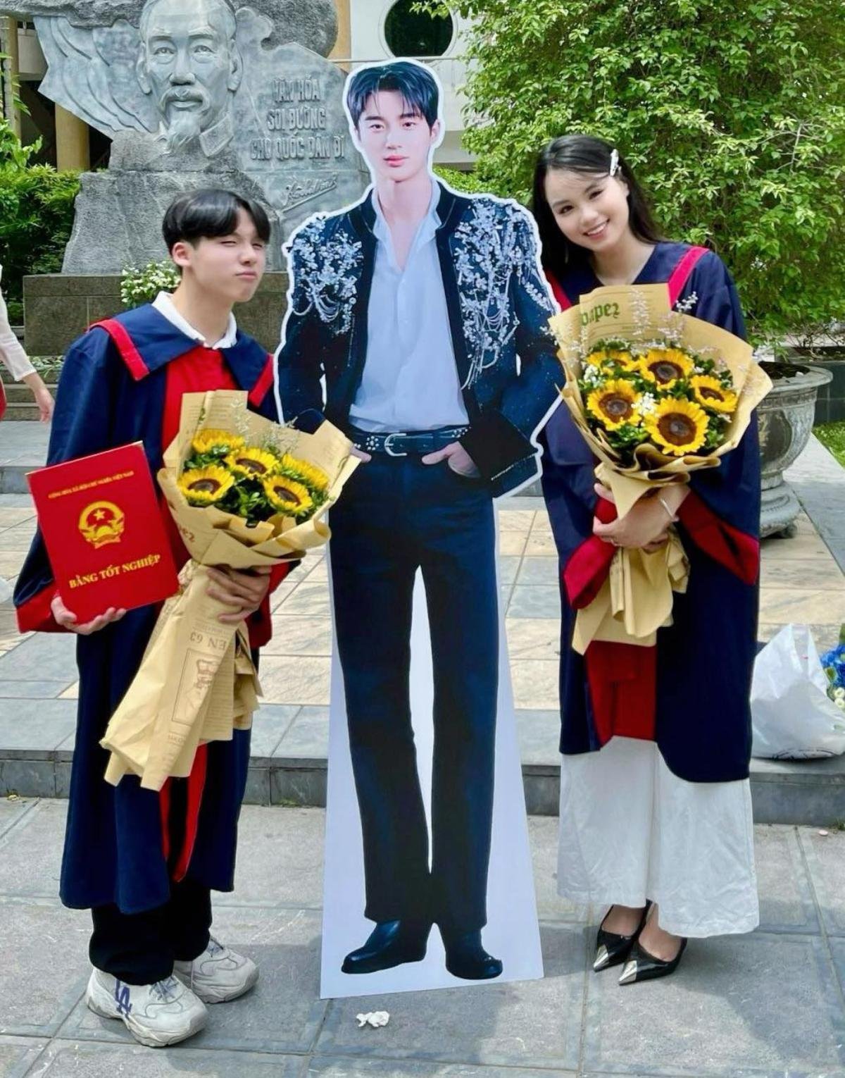 standee hình người sự kiện tốt nghiệp