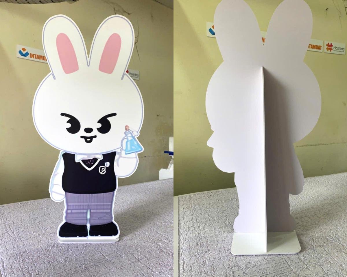 standee hình người tại xưởng in tâm đạt