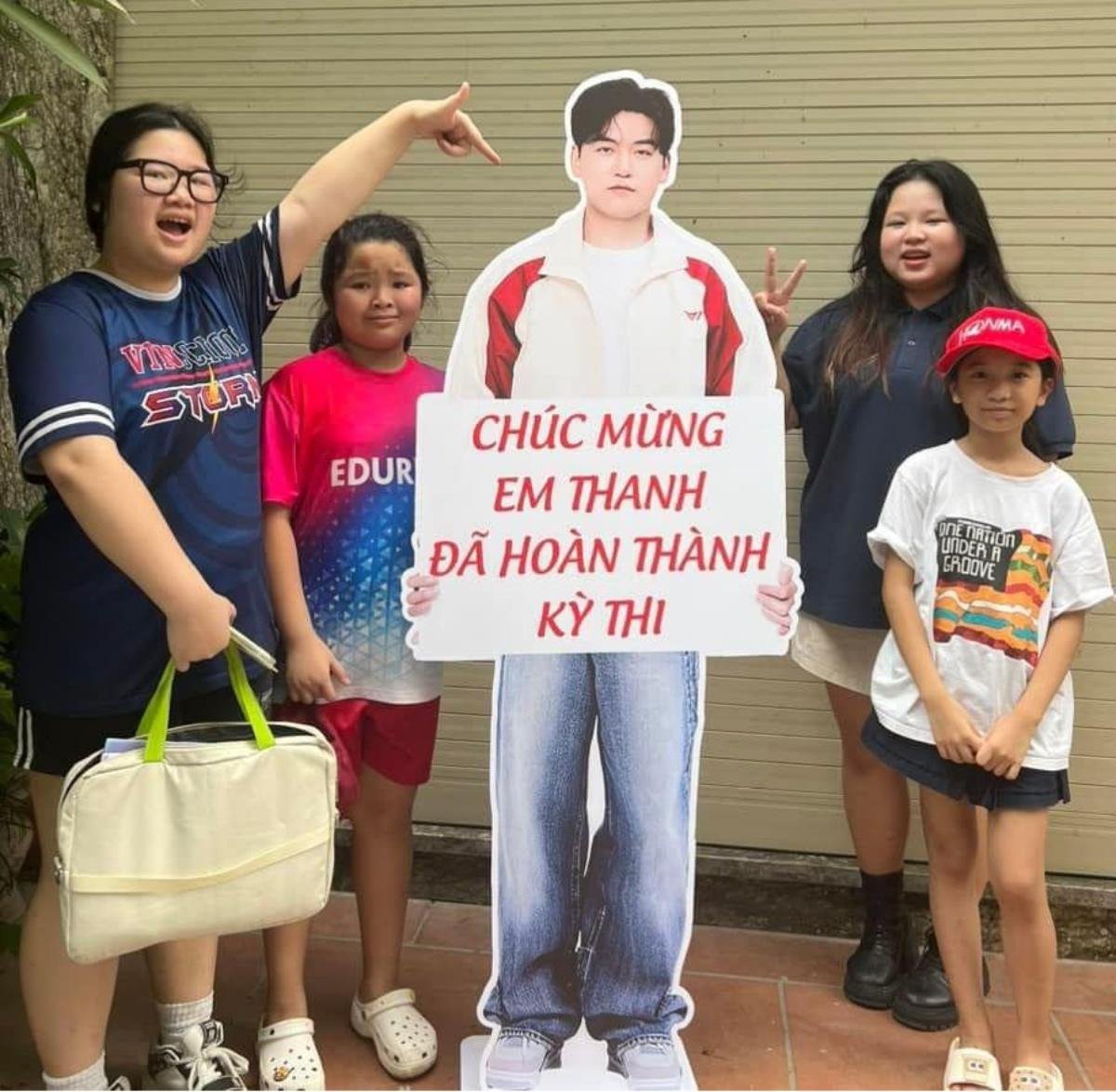 standee hình người tốt nghiệp