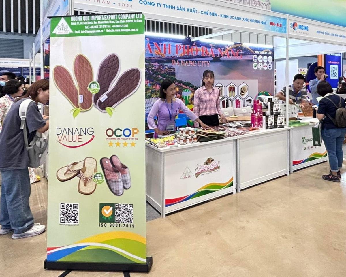 standee hội chợ quảng bá sản phẩm