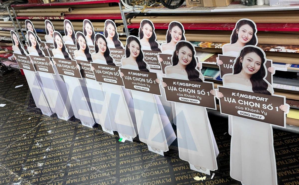 standee mô hình người chị khánh vi