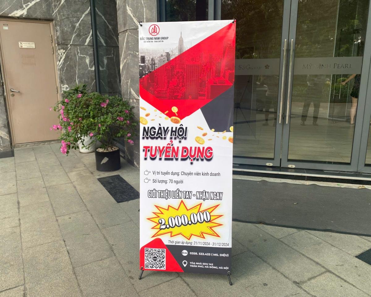 standee tuyển dụng bất động sản