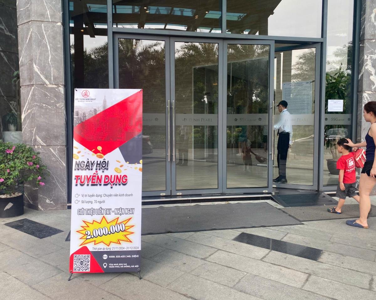 standee tuyển dụng nhân viên bất động sản